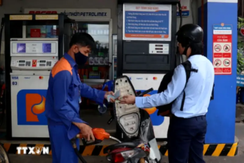 Ngày đầu mở bán xăng sinh học E10 tại TP.HCM: Người dân đón nhận