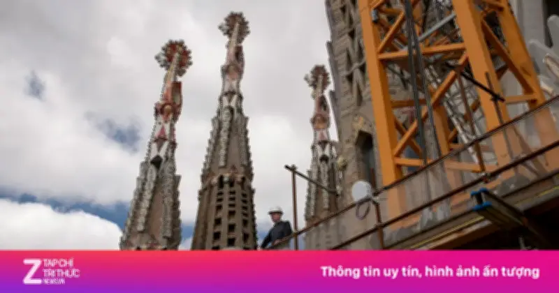 Nhà thờ Sagrada Familia hoàn thành tháp trung tâm sau 144 năm xây dựng