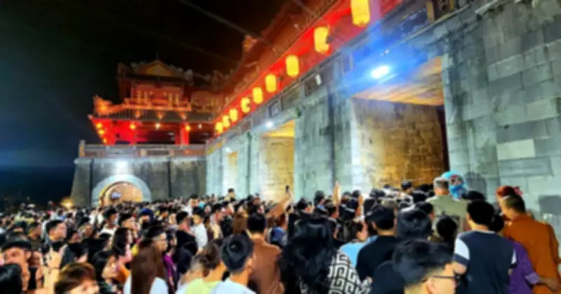 Đánh thức hoàng cung huyền ảo: Đêm Đại Nội Huế bùng nổ du khách