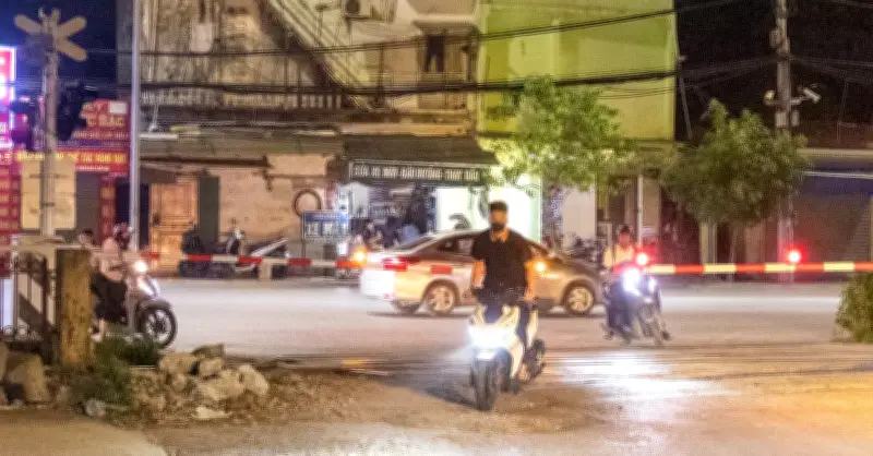 Nhiều tài xế Hà Nội liều mình vượt rào chắn chạy đua với tàu hỏa