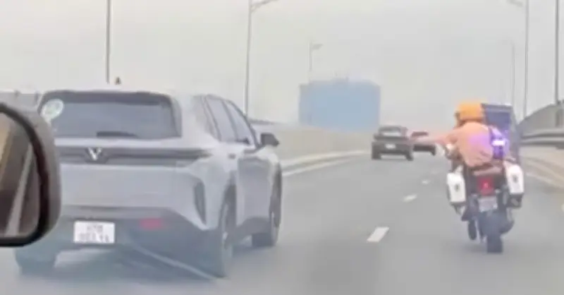 Nhận đề nghị từ người đàn ông đi ô tô, tố CSGT Hà Nội quyết định hành động khẩn