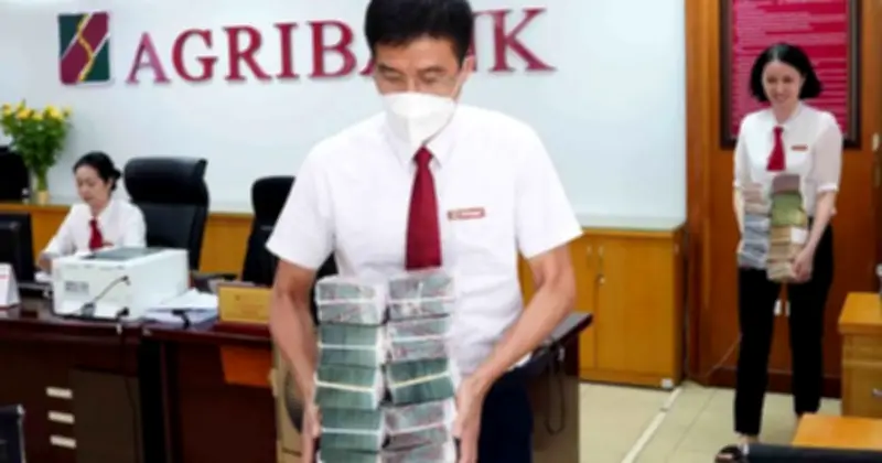 Nhân viên ngân hàng cạnh tranh khốc liệt để 'săn' tiền gửi từ khách hàng