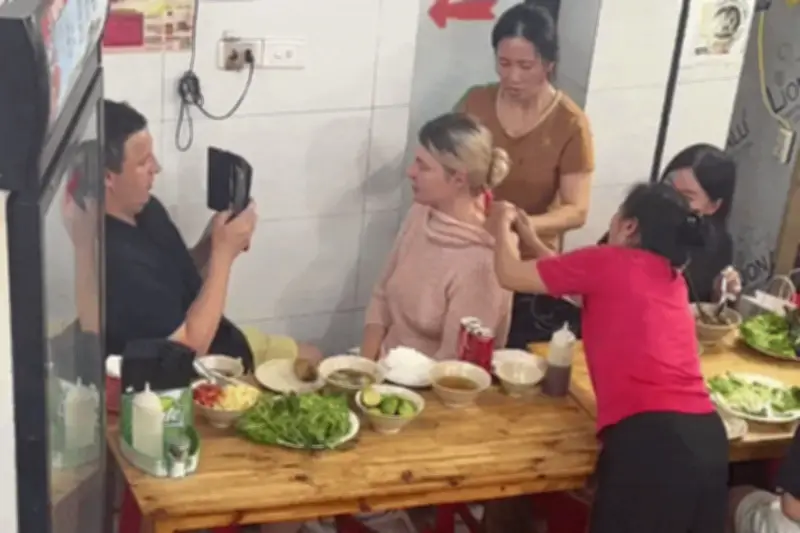 Nhân viên quán bún chả bôi dầu, xoa bóp cho khách Tây say nắng gây sốt