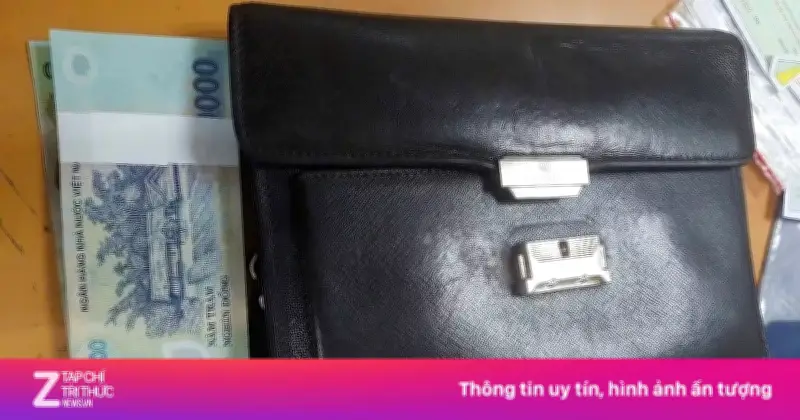 Nhân viên xe đẩy Nội Bài nhặt túi 53,6 triệu đồng trả khách