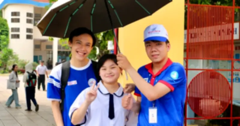 Những tình nguyện viên đến sớm nhất và về muộn nhất trong kỳ thi tốt nghiệp THPT