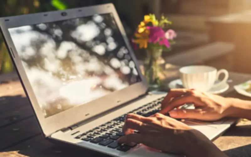 Những vị trí đặt laptop dễ gây quá nhiệt trong mùa hè
