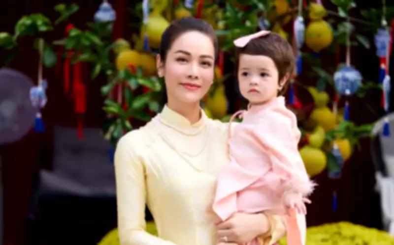 Nhật Kim Anh hạnh phúc bên con gái 1 tuổi, cuộc sống viên mãn ở tuổi 41