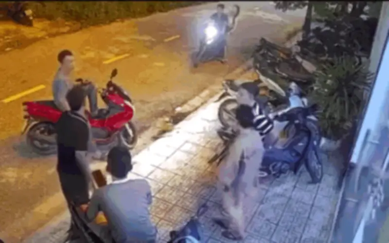 Ninh Bình: Bắt 2 đối tượng hành hung cô gái, đánh gãy xương mũi tài xế trước quán karaoke