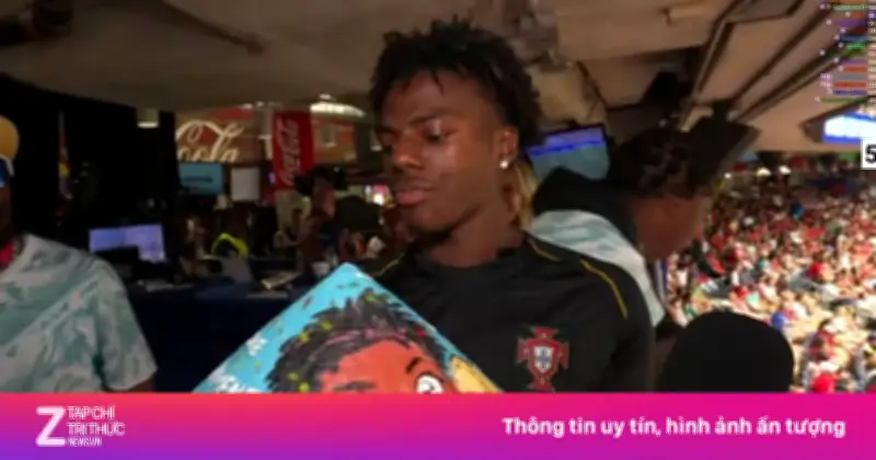 Nón lá Việt Nam vẽ Ronaldo lần thứ hai xuất hiện trên tay IShowSpeed tại World Cup 2026