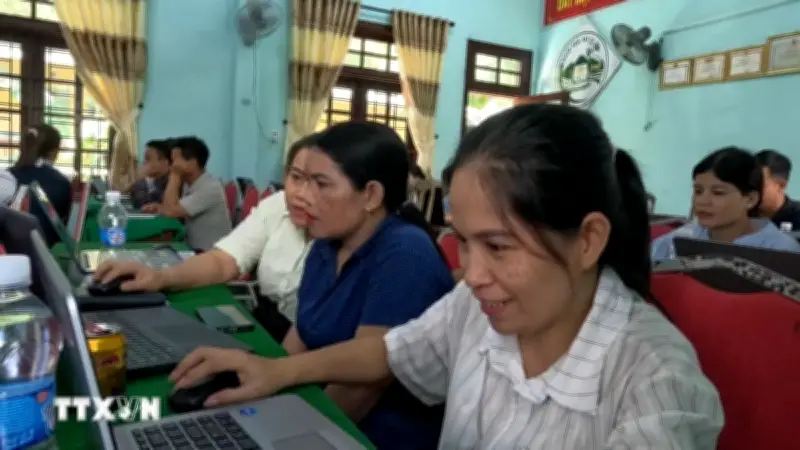 Đà Nẵng: Cán bộ, giáo viên bằng rừng, lội suối đến lớp học AI