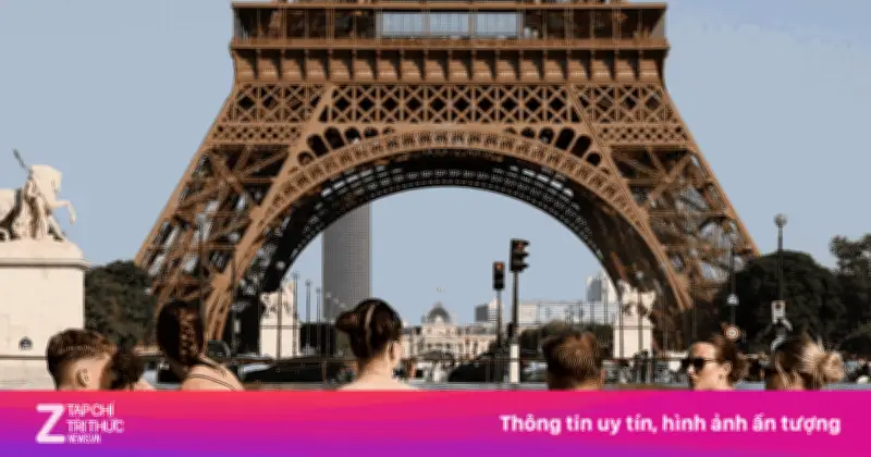 Nắng nóng 40°C buộc tháp Eiffel và Louvre đóng cửa sớm tại Paris