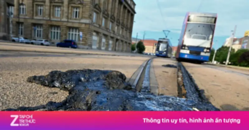 Nắng nóng kỷ lục tại châu Âu làm chảy nhựa đường, đường sá biến dạng