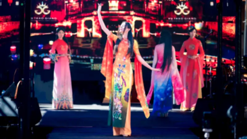 Áo dài Việt Nam tỏa sáng tại Áo Dài Festival 8 ở Mỹ với bộ sưu tập Tứ Bình Phú Quý