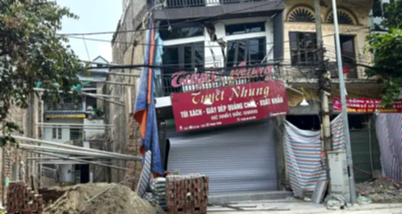 Đảo móng công trình liền kề khiến nhà dân nứt toác, nghiêng nguy hiểm