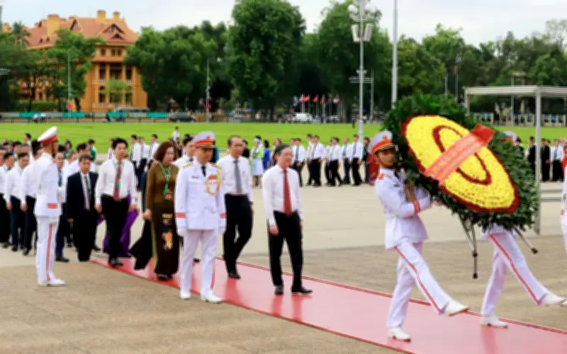Đoàn đại biểu Đại hội IX Hội Nông dân vào Lăng viếng Bác