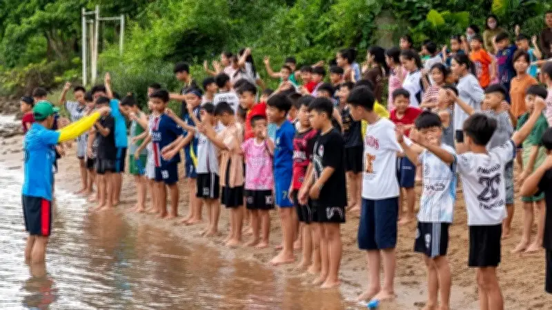 Oxalis Foundation tài trợ dạy bơi miễn phí cho 1.000 trẻ em Quảng Bình