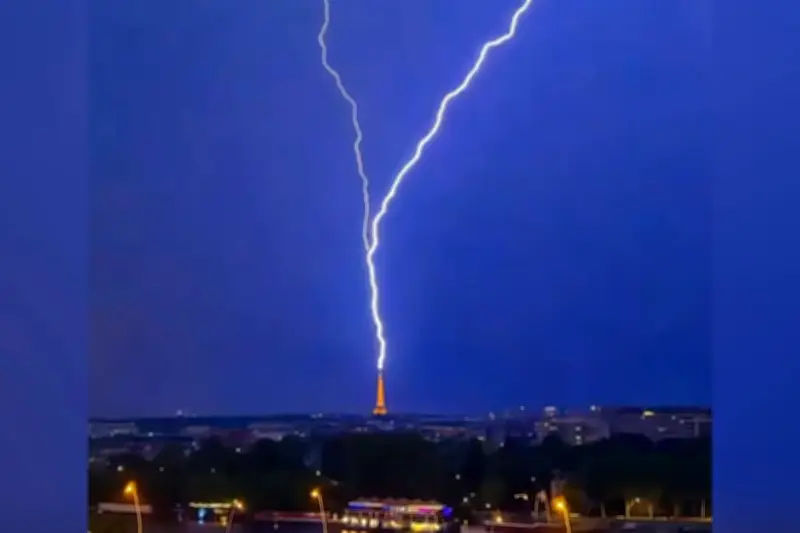 Paris hứng giông sét dữ dội sau chuỗi ngày nắng nóng