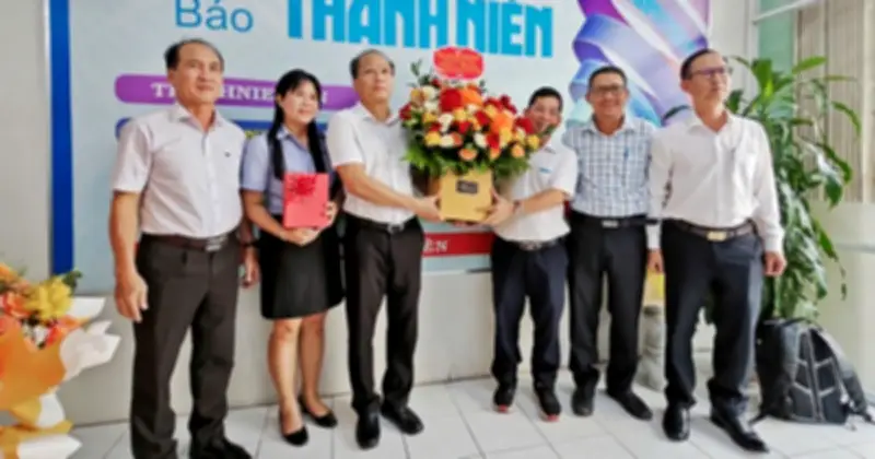 Phó bí thư Tỉnh ủy Khánh Hòa thăm Báo Thanh Niên nhân ngày báo chí