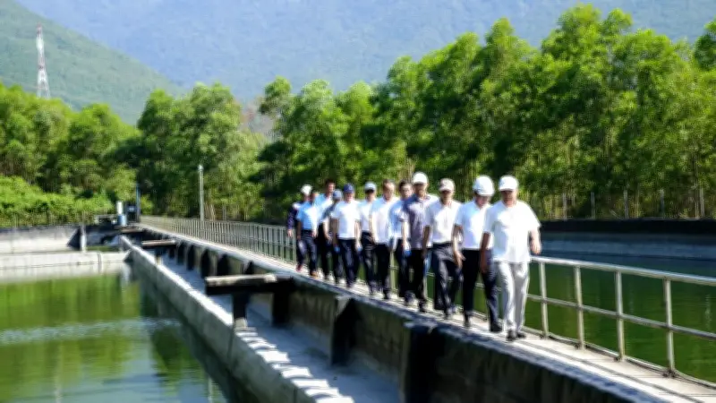 Phó Chủ tịch TP Huế kiểm tra cấp nước giữa nắng nóng 39 độ C