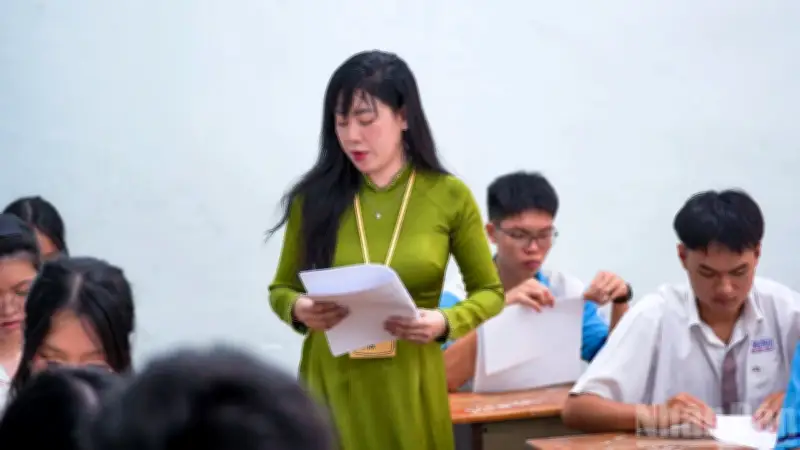 Phó Chủ tịch UBND TP.HCM động viên thí sinh trước giờ thi