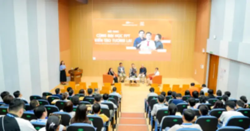 Phụ huynh, học sinh đối thoại cùng nhà trường trong ngày hội tư vấn
