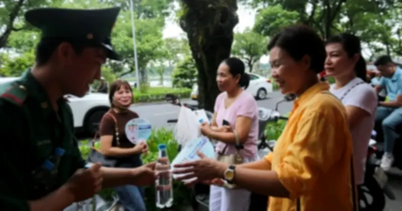Phụ huynh hồi hộp chờ con thi tốt nghiệp THPT, chiến sĩ biên phòng tiếp sức