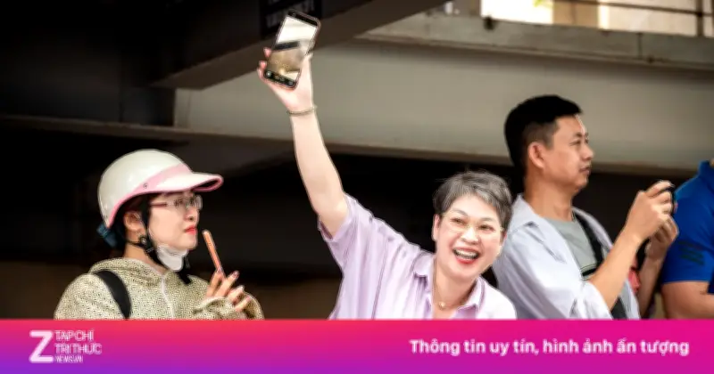 Phụ huynh đội nắng 35 độ C chen chân đón con thi chuyên Sư phạm