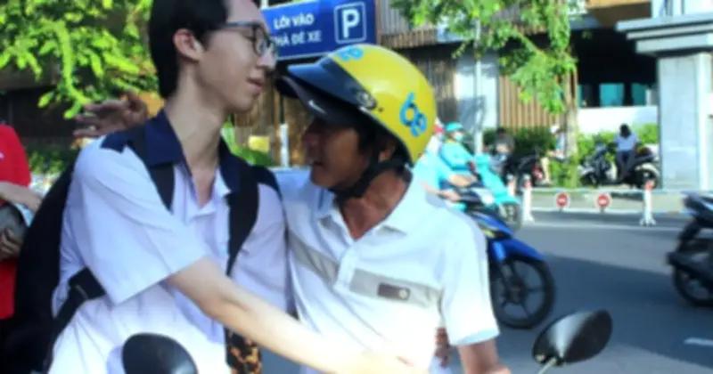 Phụ huynh ôm con động viên trước kỳ thi tốt nghiệp THPT