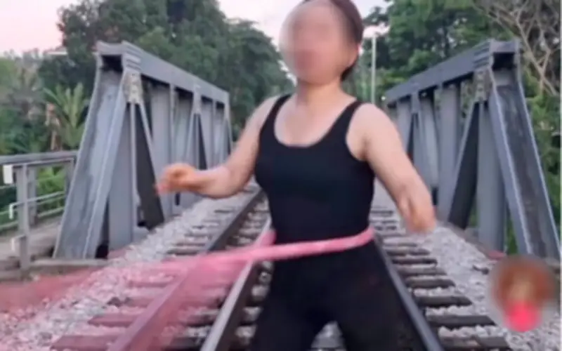 Phụ nữ lắc vòng trên đường ray tàu hỏa ở Lạng Sơn bị phạt 400.000 đồng