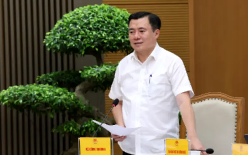 Phó Thủ tướng yêu cầu không để thiếu xăng dầu, sửa Nghị định 83