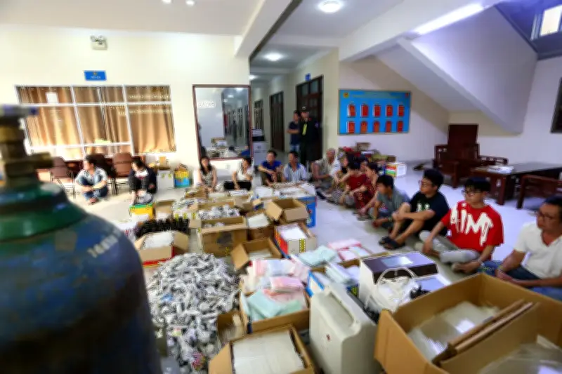 Phanh phui đường dây sản xuất hơn 100.000 dụng cụ ma túy từ 10 lọ thủy tinh