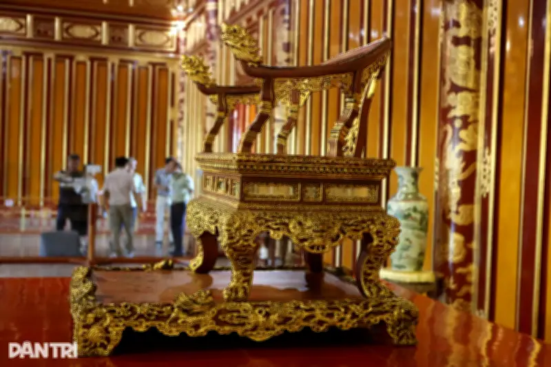 Phục chế ngai vua triều Nguyễn sử dụng vàng thật và sơn ta truyền thống