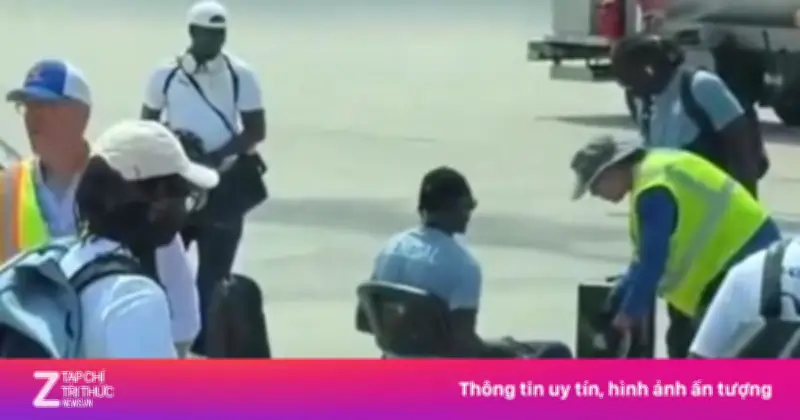 Phẫn nộ hình ảnh tuyển Senegal bị khám xét gay gắt tại Mỹ