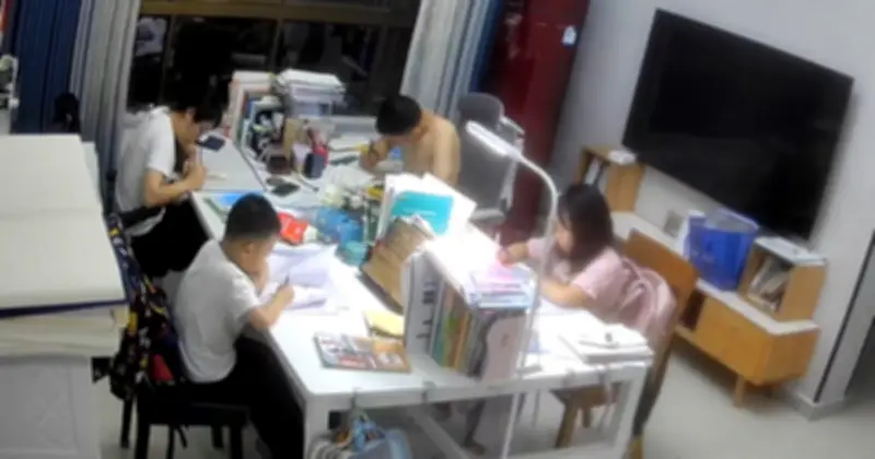 Phòng khách biến thành văn phòng lúc 8h tối gây tranh cãi
