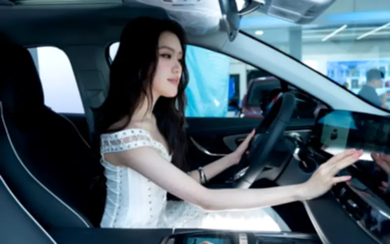 Phương Oanh tậu xe hơi mới sau khi sinh con