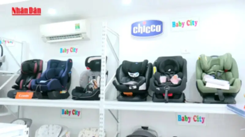 Phạt cảnh cáo tài xế chở trẻ em trên ô tô không có thiết bị an toàn phù hợp