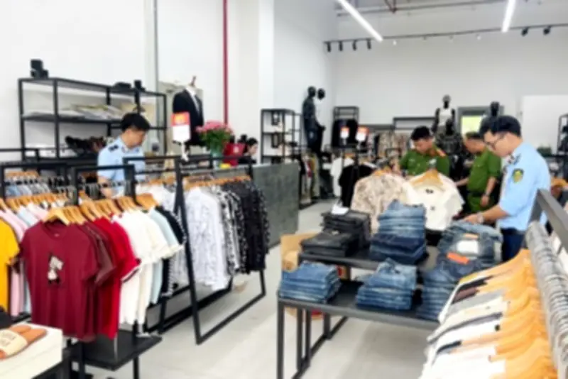Phát hiện hai cơ sở bán quần áo giả nhãn hiệu Lacoste, Adidas tại Hưng Yên
