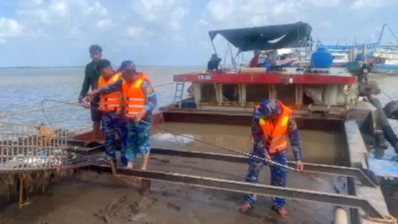 Phát hiện nhiều vụ vận chuyển cát trái phép trên sông tại Vĩnh Long