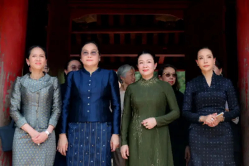 Phu nhân Thủ tướng cùng ba phu nhân ASEAN thăm Văn Miếu