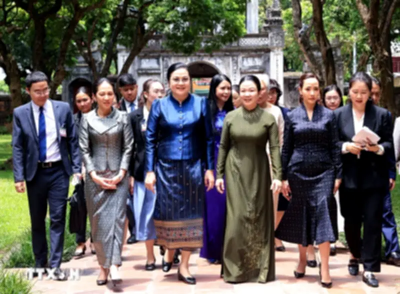Phu nhân Thủ tướng Lê Minh Hưng cùng phu nhân các nước thăm Văn Miếu - Quốc Tử Giám