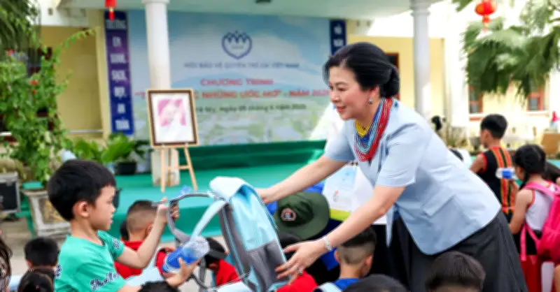 Phu nhân Tổng Bí thư, Chủ tịch nước trao học bổng cho trẻ em