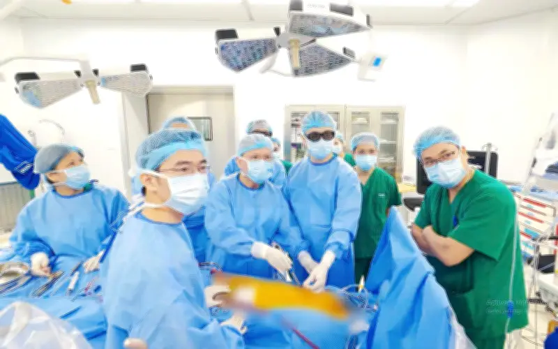 Phẫu thuật nội soi toàn bộ không cưa xương ức: Cô gái 23 tuổi hồi phục sau 24 giờ