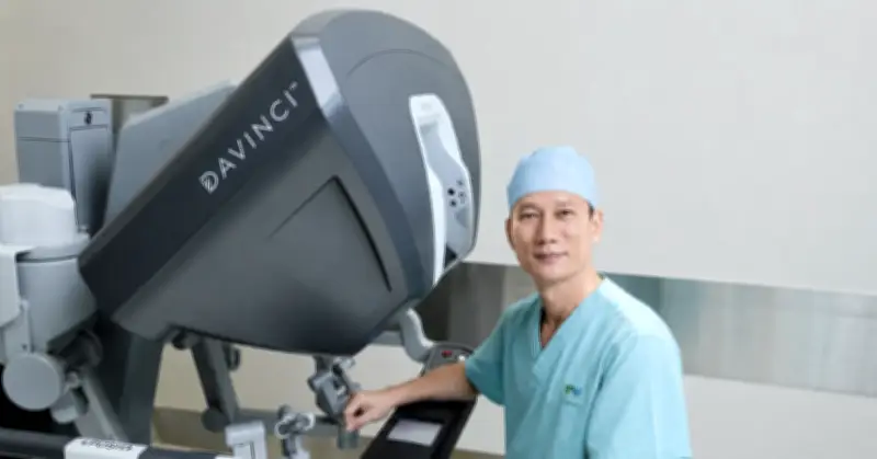 Phẫu thuật robot cắt u thận phức tạp cho nam bệnh nhân người Úc