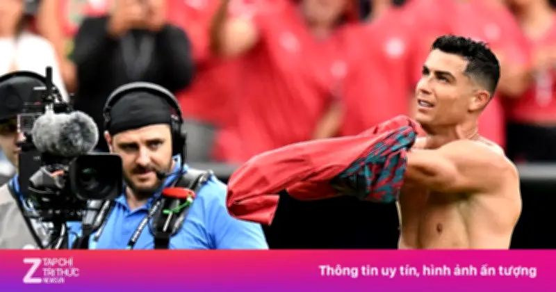 Piers Morgan khen cơ bắp Ronaldo, John Terry gọi là 'kẻ nói dối'