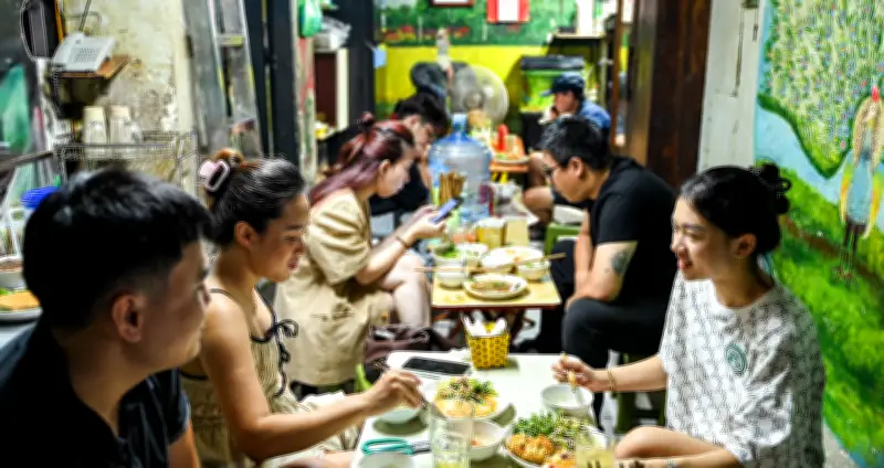 Quán phở xào giòn 35 năm không biển hiệu giữa lòng Hà Nội
