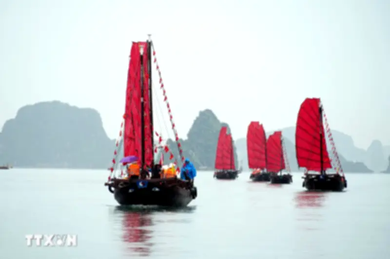 Quảng Ninh khai trương sản phẩm du lịch trải nghiệm thuyền ba vách Hạ Long