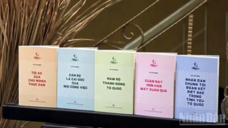 Ra mắt tủ sách 'Vinh quang Hồ Chí Minh' với 5 tác phẩm đầu tiên