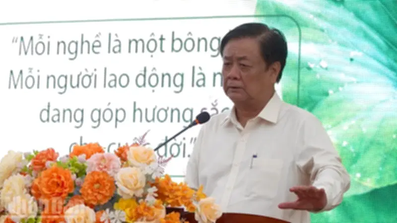 Ra mắt tuyển tập 'Mỗi nghề một bông hoa': 31 câu chuyện nghề đầy cảm hứng