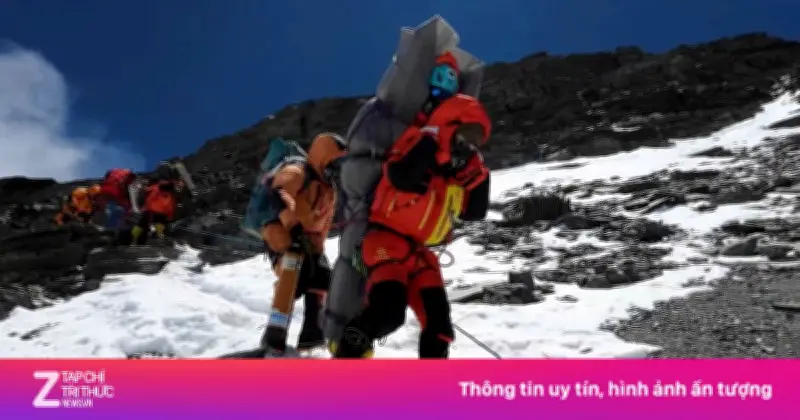 Rác thải và ùn tắc đe dọa đỉnh Everest hơn bão tuyết