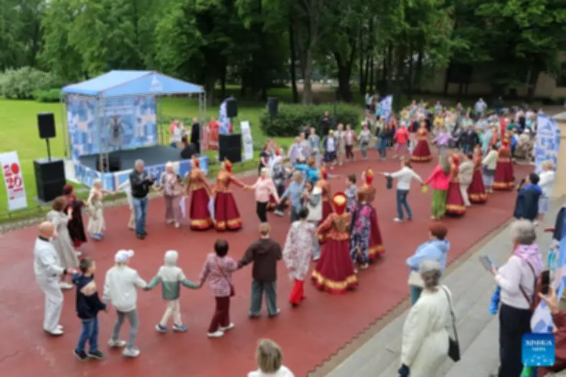 Rộn ràng dân vũ trên phố Saint Petersburg mừng Ngày Quốc khánh Nga